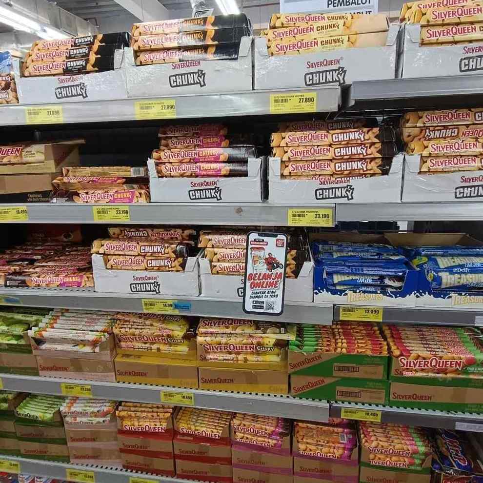 Rak supermarket di Indonesia dipenuhi pelbagai snack tempatan seperti coklat SilverQueen dan produk makanan ringan popular Indonesia.