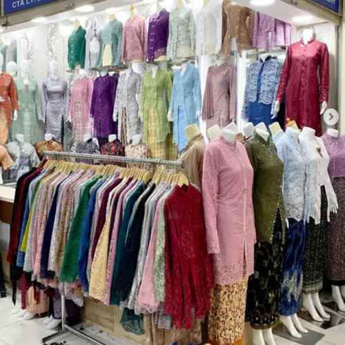 Pelbagai pilihan busana dan pakaian Indonesia seperti kebaya dan fesyen wanita dipamerkan di butik.